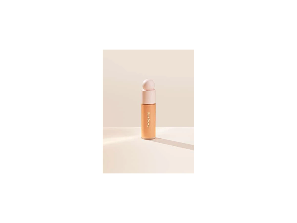 Revisão Rare Beauty Liquid Touch Weightless Foundation: altíssimo rendimento e textura imperceptível