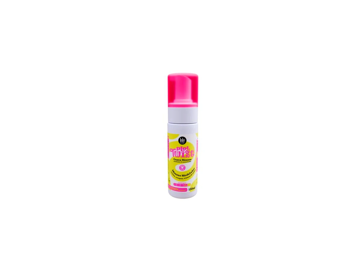 Revisão Lola Cosmetics Plot Twist Guava Mousse Modeladora 150ml: fixação flexível e fórmula limpa para cachos estruturados